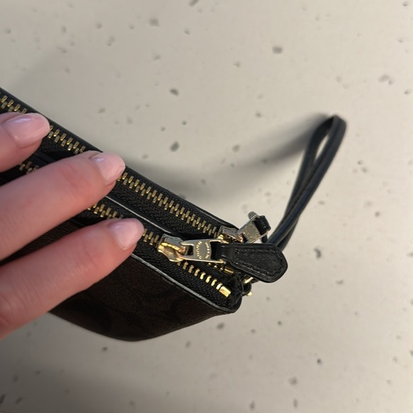 Coach Wristlet / Clutch - Picture 3 of 8